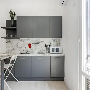 Bright 600mt From Viale Zara! Appartamento
